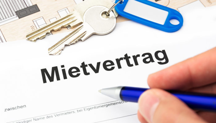 Mietvertrag mit SChlüssel, Schlüsselbund und Kugelschreiber